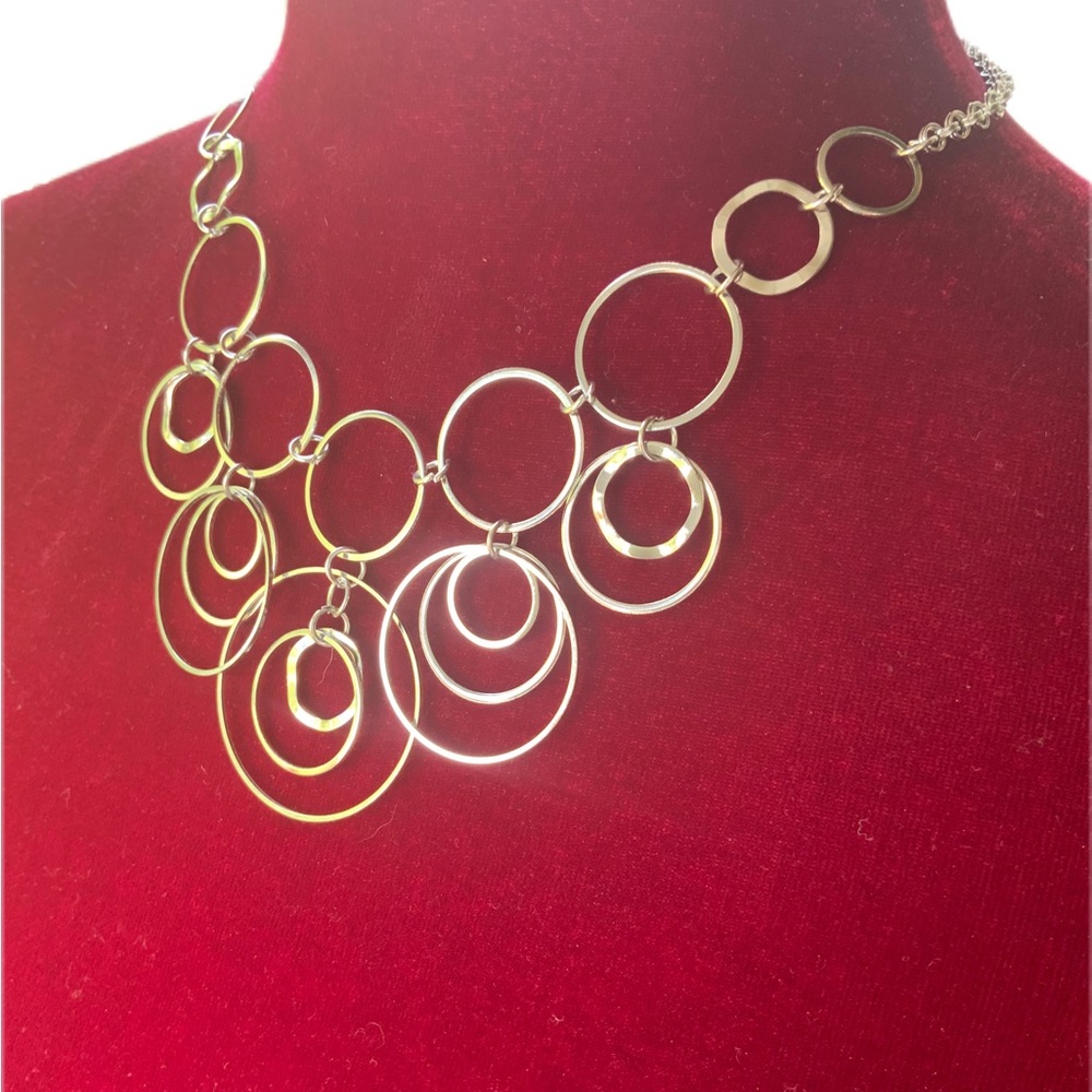 Silver tone, circular layer, necklace with circular earrings. - Picture 3 of 5